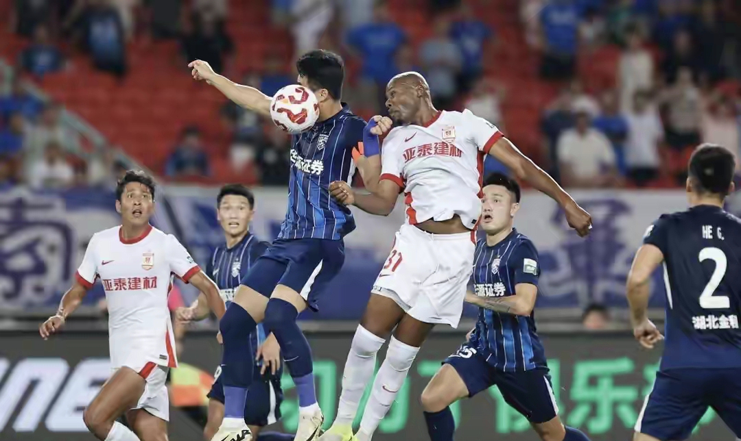 集结日德国杯焦点战；武汉三镇状态回暖；引发热议；更衣室氛围转暖的简单介绍