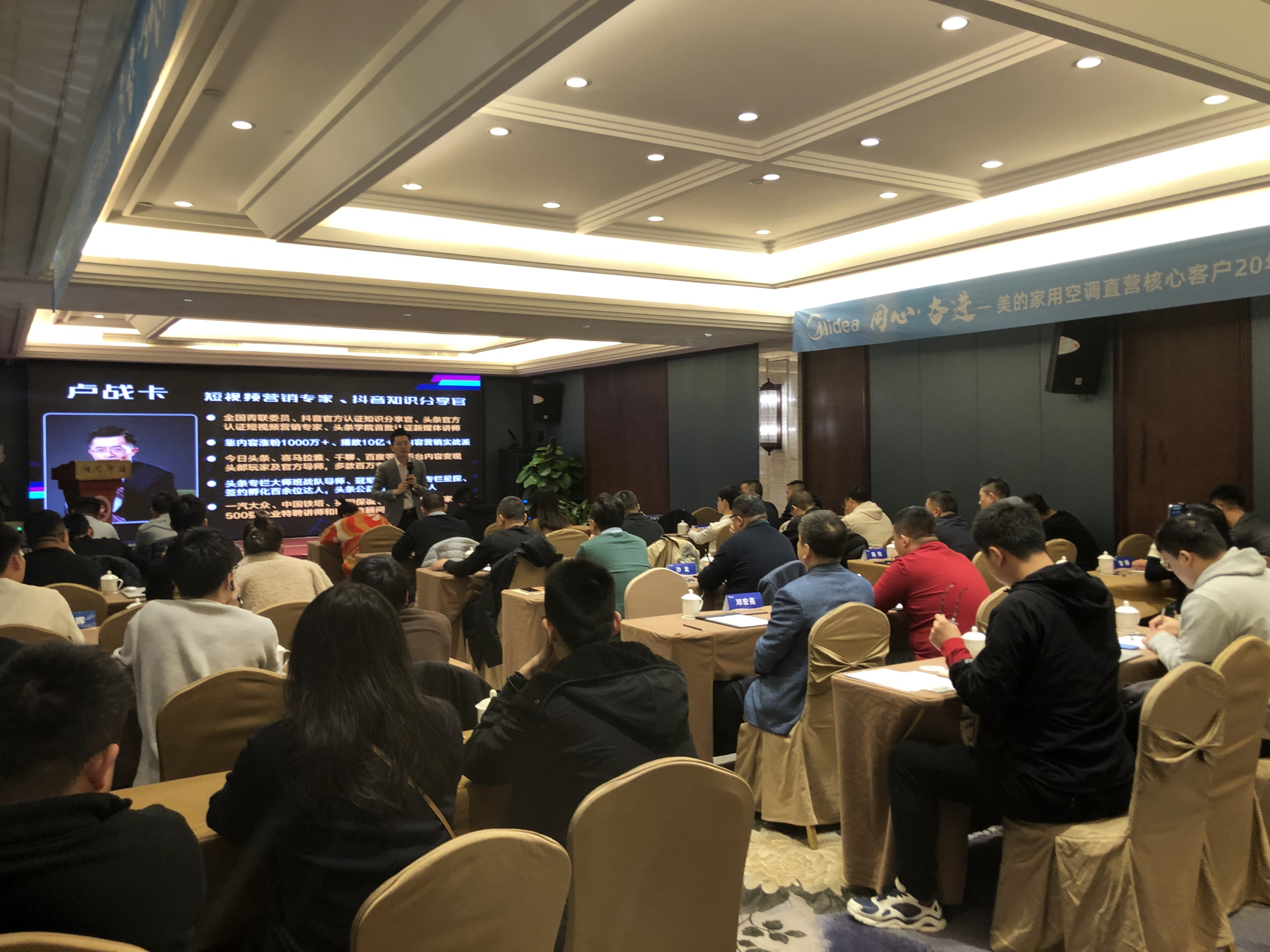 jinnianhui 注册-包含今晨欧联焦点战，犹他爵士主帅复盘，话题不断，赛程密集仍需轮换的词条